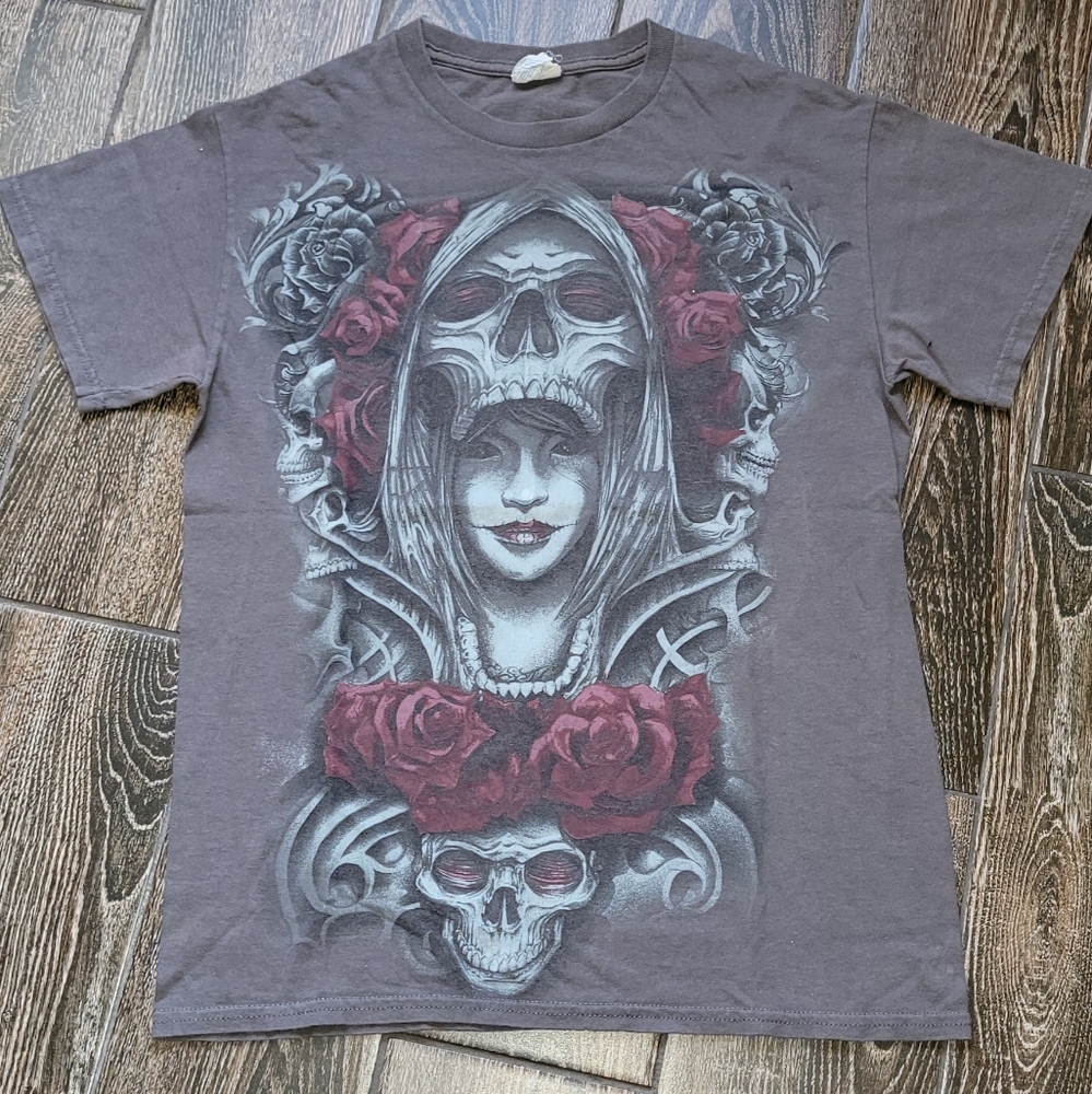 Gildan Dark Gray Tee with Skull and Roses